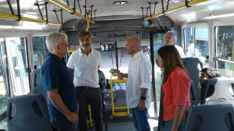 Ducoté y Guerrero junto a los responsables de Ruta Bus..