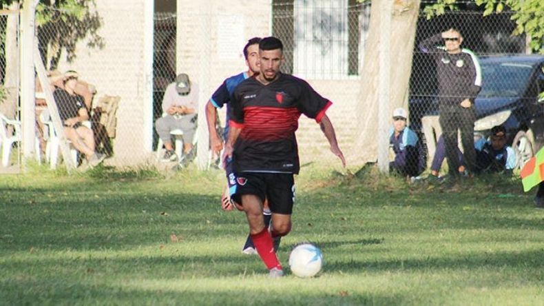 JUGADA. Derqui quiere volver a sumar de a tres en su cancha..