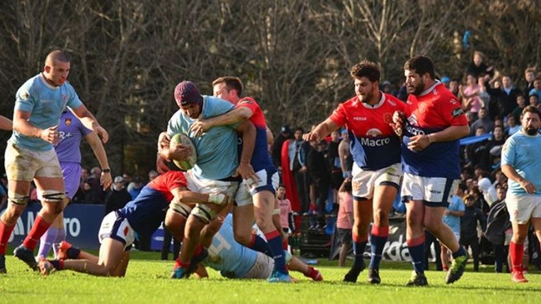 GARRA. El capitán Joaquín Bodenlle sostiene el avance de San Patricio. (FOTO: FREDY CABALLERO)..