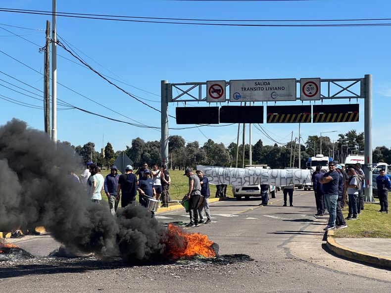 Trabajadores despedidos de ILVA resolvieron cortar accesos al Parque Industrial Pilar.