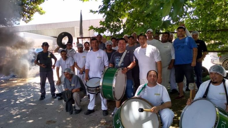 BLOQUEO. Los trabajadores de 3 Arroyos hoy en la puerta de la planta..