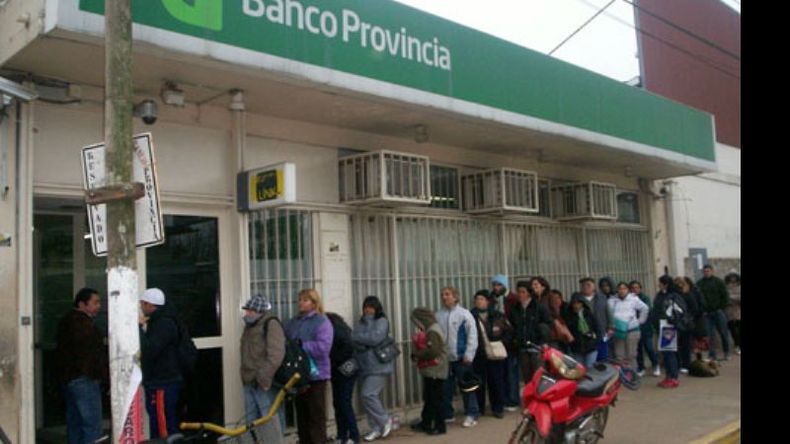 Las habituales colas se agravan a raíz de las demoras ocasionadas por los cortes..