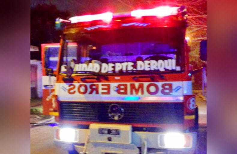 Los bomberos voluntarios de Presidente Derqui apagaron el incendio.
