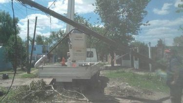 REPARACIÓN. Edenor aseguró que por la tormenta cayeron unos 200 postes..