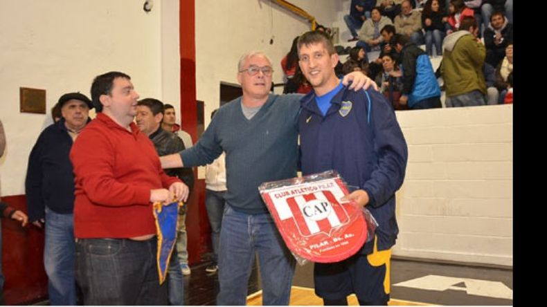 BANDERINES. Antes de jugar Atlético y Boca hubo intercambios de recuerdos. Treise también le regaló una camiseta xeneize al presidente del Rancho, Enrique Zúccaro..