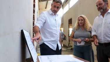EN OBRA. Federico Achával recorrió el edificio junto al secretario de Salud, Hernán Galimberti.