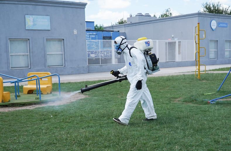 FUMIGATOR. Los operativos se llevan a cabo en las plaza de Pilar.