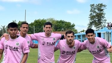 ABRAZADOS. Aguilar, Pansardi, Crocco y Mancini festejan con Vergara, que marcó el 1-1 de Real.