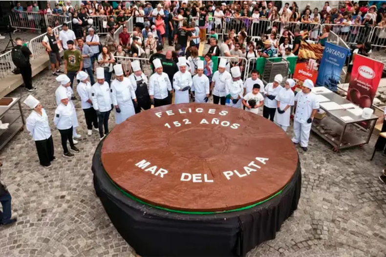 Mar del Plata celebró su aniversario con un alfajor gigante. (STARPYH).