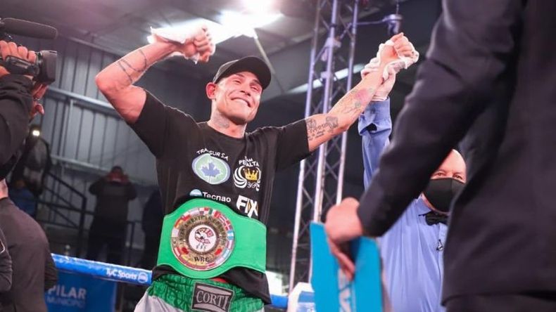 BRAZOS EN ALTO. Yoel recibe el cinturón de campeón. .
