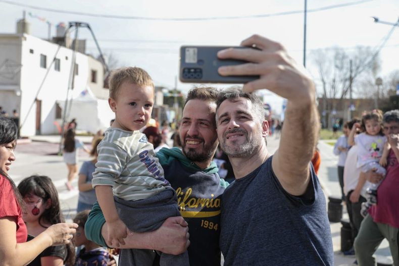 EN FAMILIA. Federico Achával compartió la actividad con los vecinos.