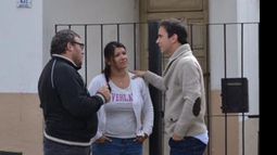 PUERTA A PUERTA. Neuspiller visitó a los vecinos en sus propias casas..