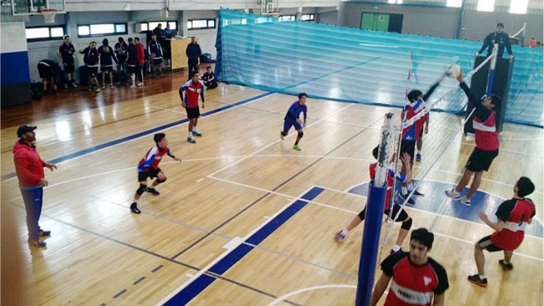 VARONES. Entrenan en el Instituto Almafuerte..
