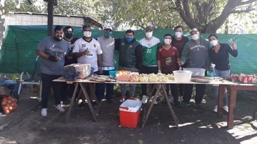 SOLIDARIDAD. Ezequiel García participa en las ollas populares que el club montó en su cancha..