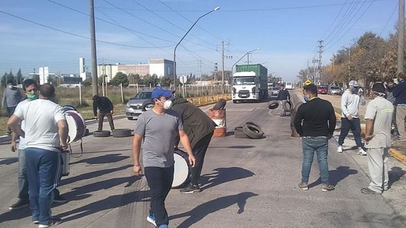 Piquete. El viernes, tras la reunión con el ministerio, los trabajadores levantaron el corte. .