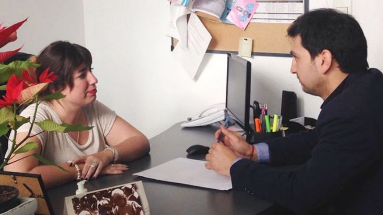 CONSULTAS. La diputada Portos cambió información con el concejal Roldán..