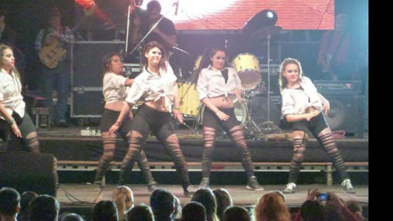 Rompiendo esquemas. Coreografía desplegada sobre el escenario..