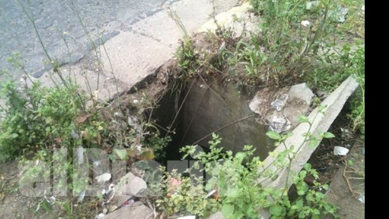 Al descubierto. En 11 de Septiembre casi ruta 8, con la tapa de concreto destruida, una mujer debió ser rescatada al caer en la fosa..