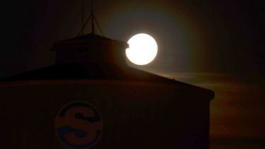 ANOCHE. La “Superluna”, sobre el tanque de agua. .