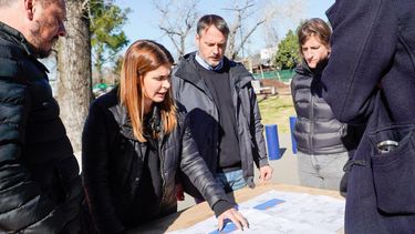 EN OBRA. Soledad Peralta en la plaza de Solares del Norte, junto a Juan Manuel Morales, también candidato a concejal, y el secretario de Gobierno, Santiago Laurent.
