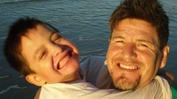 Juntos. Leonel y su papá, Leonardo. Están felices y gradecidos..