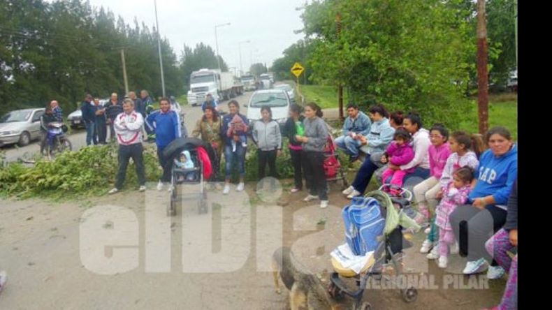 Los vecinos cortaron la ruta desde las 10 hasta cerca de las 16 de ayer..