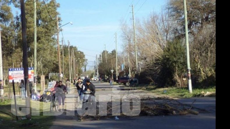 Un grupo de vecinos cortó la calle Almirante Brown. Reclama terrenos..