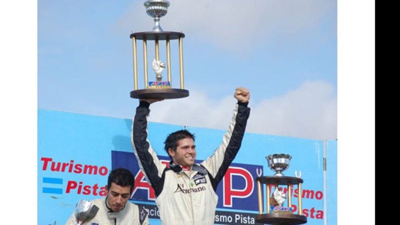 Ayrton correrá en la de invitados con su papá Carlos..