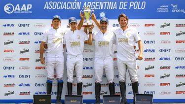 poroto cambiasso levanto la copa pilar