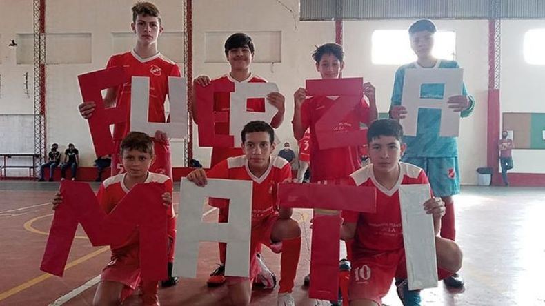 DEDICATORIA. Los chicos de la 2008 le brindan su apoyo al profe Matías..