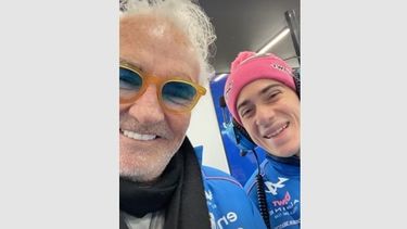 BOXES. Briatore y Colapinto durante el ensayo en Silverstone.