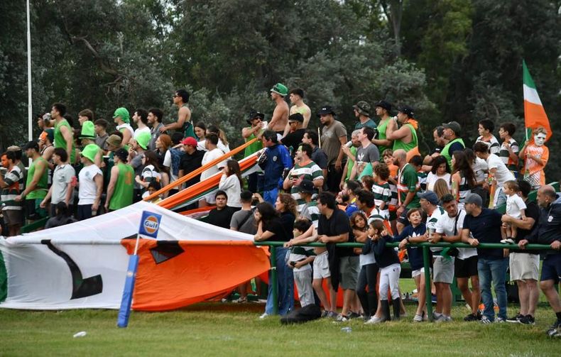 La hinchada de Saint Brendans en la semifinal de la URBA.