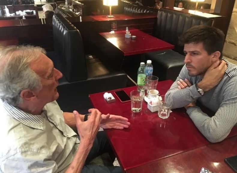 Una charla de campeones. La imagen que eligió Matías Rossi para recordar al Flaco Traverso.