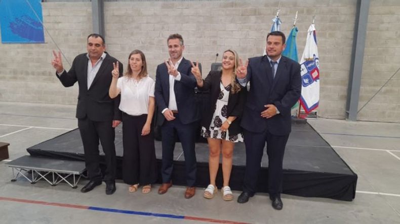 TRAS LA JURA. Achával posa con los consejeros del Frente de Todos..