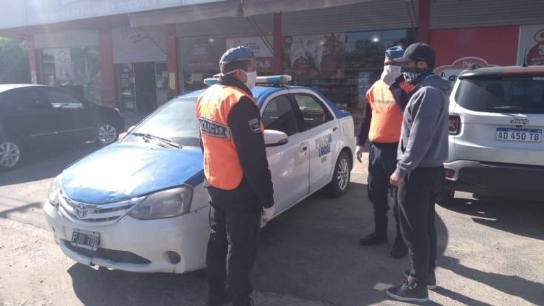 CONTROL. La policía pidió las autorizaciones para poder circular. .