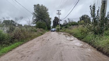 Esquina Colegio Rema, calle Calcagno, ni vereda para que los chicos lleguen cuando llueve. La calle intransitable. Hace años que se reclama al Municipio que arreglen la calle y sin respuesta. Adónde más hay que ir a reclamar. Deby y Angelina / @DeboraRodas.
