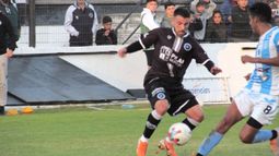 PELOTA. Tossi volvió a ser titular y lo hizo con goles..