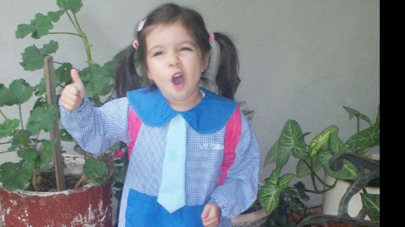 Victoria Rodríguez en su primer día de clases en la sala celeste del Jardín 919 de La Lonja. Muy contenta..