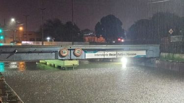 IMPACTANTE. El Viaducto de Zárate tapado por el agua muestra el efecto del temporal.