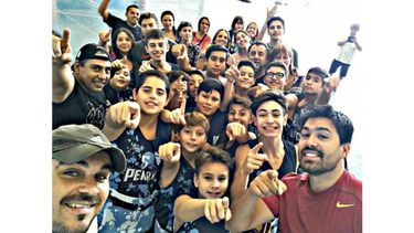 PROYECTO. Chicos y chicas del básquet de Peña juntos para la foto..