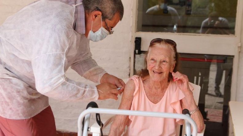 RECIBIDA. Los residentes de los geriátricos fueron vacunados en el mismo lugar..