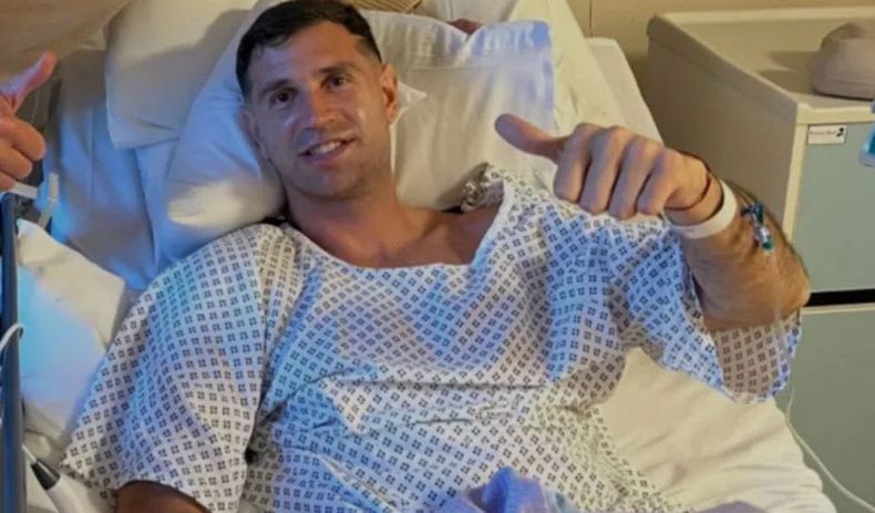 El Dibu Martínez fue operado luego de su accidente. (@federicofernandez89).