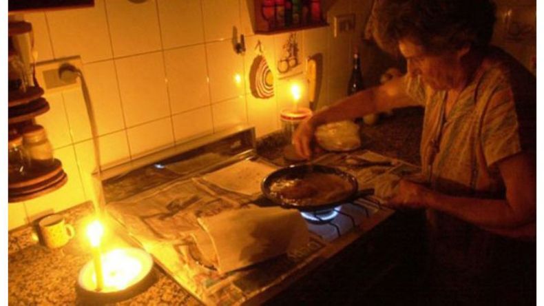 OTRA VEZ. La postal de cada verano, los vecinos sin luz..