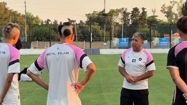Chacón en la charla previa al entrenamiento del Monarca. Chacón en la charla previa al entrenamiento del Monarca.