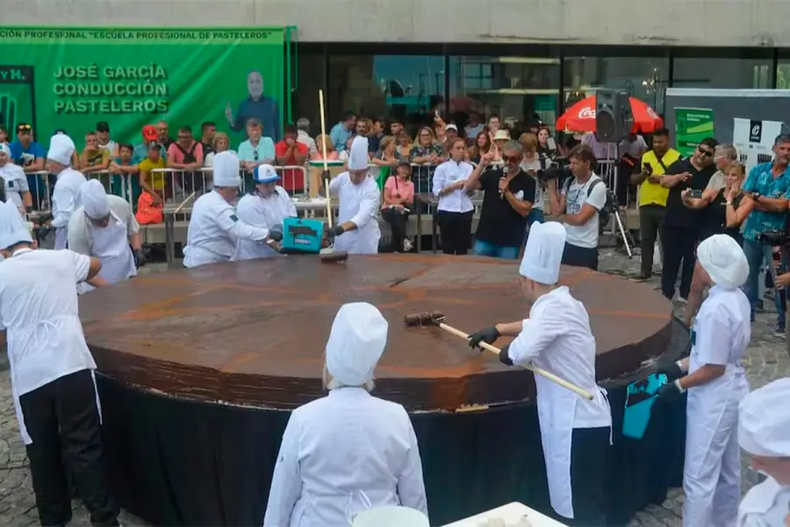 Elaboración del alfajor gigante en Mar del Plata. (STARPYH).