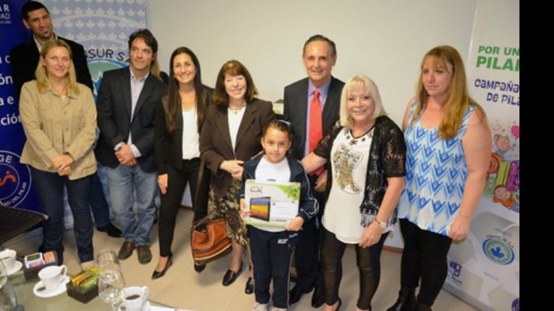 FINAL. Las autoridades entregando los premios a los ganadores..
