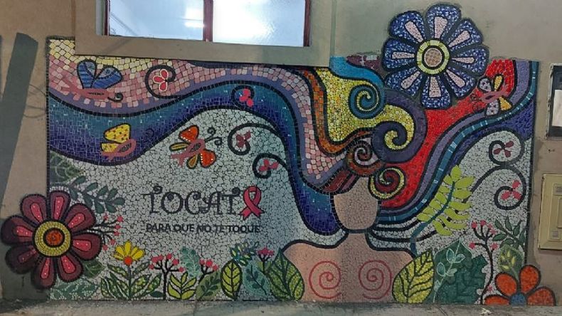 El mural demandó tres días de trabajo e involucró a 22 alumnas del Taller Escuela Mosaico de todo el país. .