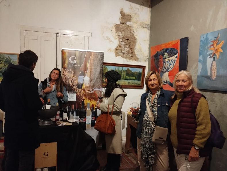 La apertura de la galería de arte contó con una degustación de la bodega Gloria Galvagno Estate.