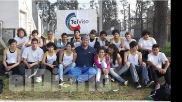 Pablo y sus muchachos. Profe y alumnos de la escuela TelViso..