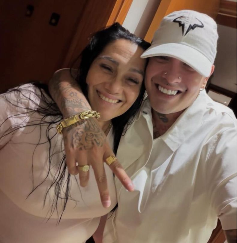 El cantante derquino Callejero Fino junto a su mamá, Inocencia.&nbsp;